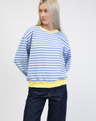 Gestreiftes Sweatshirt mit Farbakzenten von vorne