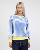 Gestreiftes Sweatshirt mit Farbakzenten von vorne