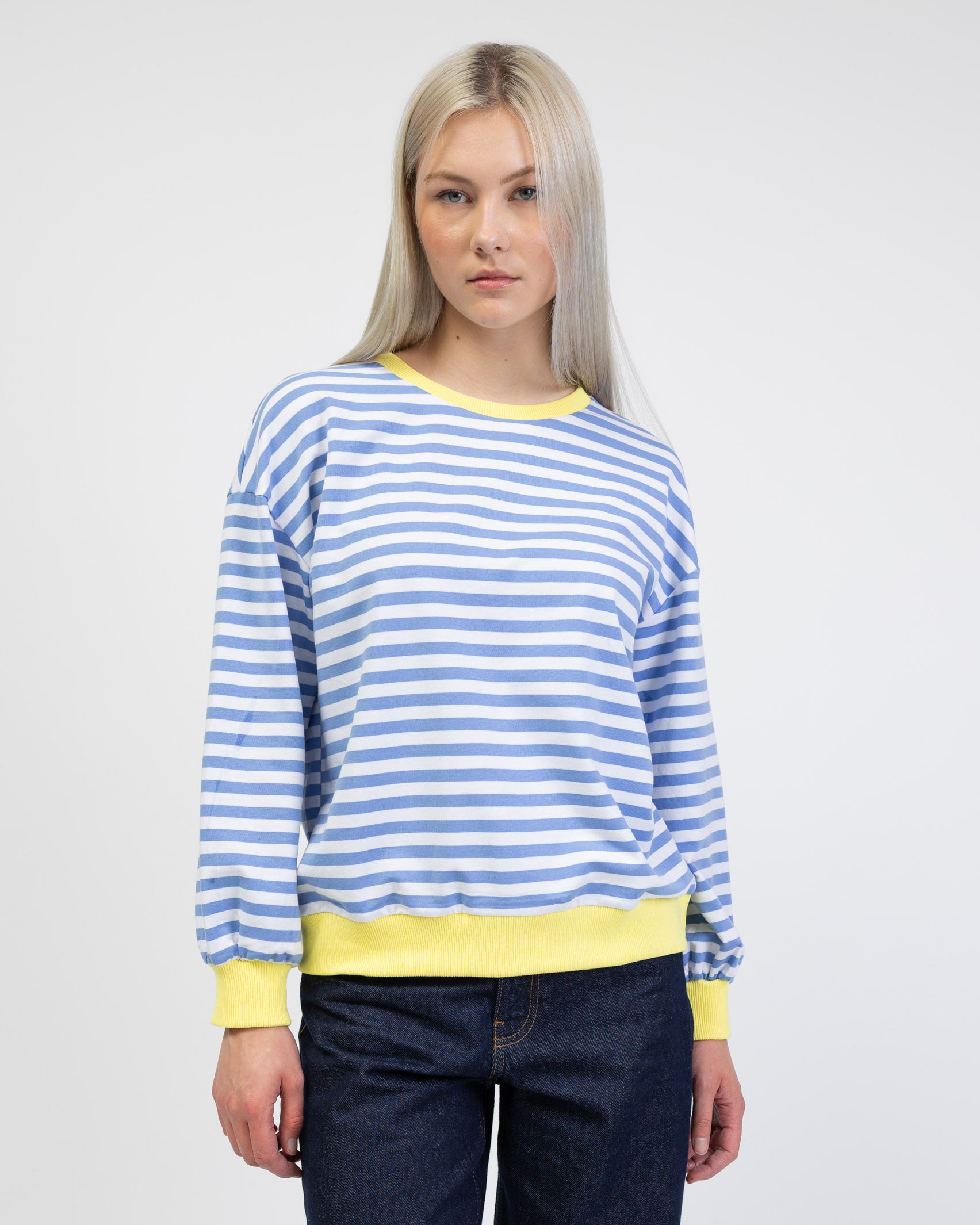 Gestreiftes Sweatshirt mit Farbakzenten von vorne