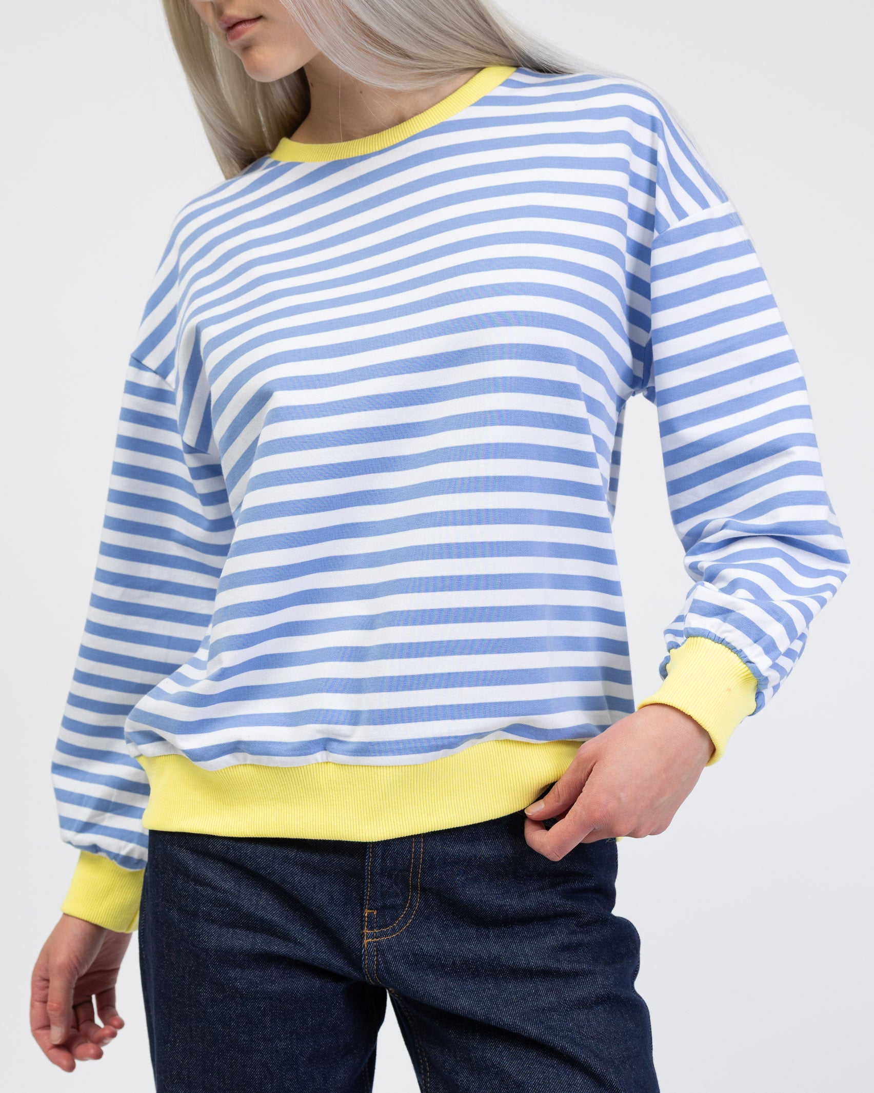 Gestreiftes Sweatshirt mit Farbakzenten im detail