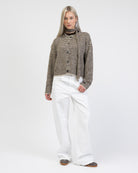 Gestreifte Strickjacke mit Schal kombiniert mit Jeans