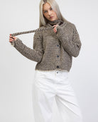 Gestreifte Strickjacke mit Schal von vorne