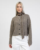 Gestreifte Strickjacke mit Schal von vorne