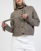 Gestreifte Strickjacke mit Schal im Detail