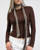 Gestreifte Strickjacke mit Schal im Detail ohne Jacke