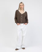 Strickjacke mit V-Ausschnitt kombiniert mit Jeans