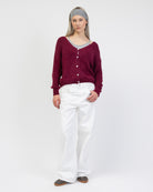 Strickjacke mit V-Ausschnitt kombiniert mit weisser Jeans