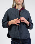 Gesteppte Jacke mit Knopfleiste im Detail