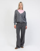 Strickjacke mit V-Ausschnitt kombiniert mit grauer Hose