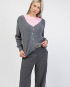 Strickjacke mit V-Ausschnitt von vorne