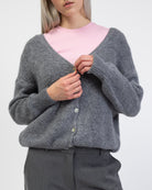 Strickjacke mit V-Ausschnitt im Detail