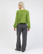 Weiche einfarbige Strickjacke von hinten