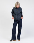 Gesteppte Jacke mit Knopfleiste kombiniert mit jeans