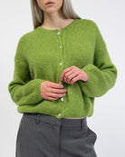 Weiche einfarbige Strickjacke im Detail