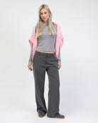 Hose mit Struktur von vorne