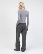 Hose mit Struktur von hinten