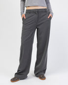 Hose mit Struktur im Detail von vorne