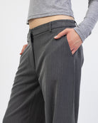 Hose mit Struktur im Detail von der Seite