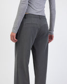 Hose mit Struktur im Detail von hinten