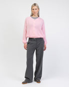 Weiche einfarbige Strickjacke kombiniert mit grauer Hose