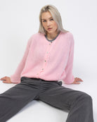 Weiche einfarbige Strickjacke sitzend