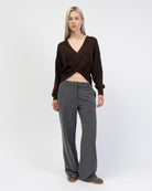 Wickelpullover mit V-Ausschnitt kombiniert mit grauer Hose