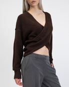 Wickelpullover mit V-Ausschnitt im Detail