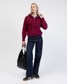 Strickjacke mit Reißverschluss und Kapuze kombiniert mit Jeans