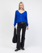 Strickjacke mit V-Ausschnitt kombiniert mit Jeans