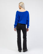 Strickjacke mit V-Ausschnitt von hinten