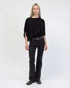 Lockerer Poncho kombiniert mit schwarzer Jeans