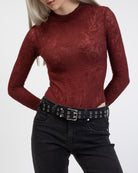 Body mit floralen Muster im Detail