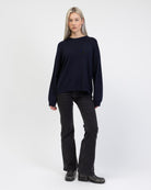 Klassischer Pullover mit Rundhalsausschnitt kombiniert mit schwarzer Jeans