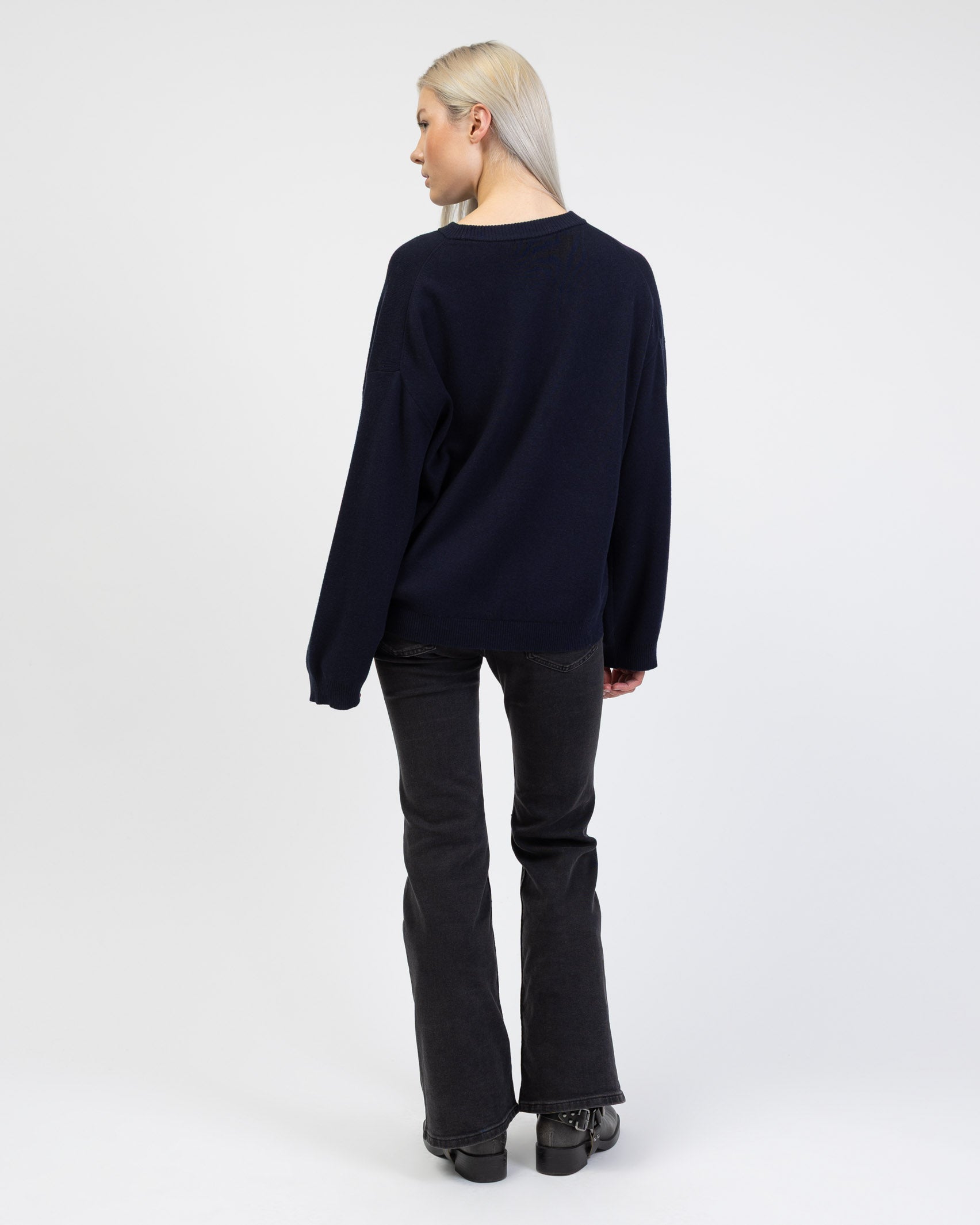 Klassischer Pullover mit Rundhalsausschnitt von hinten