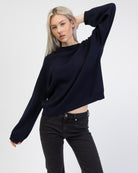 Klassischer Pullover mit Rundhalsausschnitt von der Seite