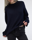 Klassischer Pullover mit Rundhalsausschnitt im Detail