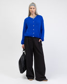 Weiche einfarbige Strickjacke kombiniert mit schwarzer Hose