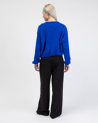 Weiche einfarbige Strickjacke von hinten