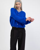 Weiche einfarbige Strickjacke von vorne