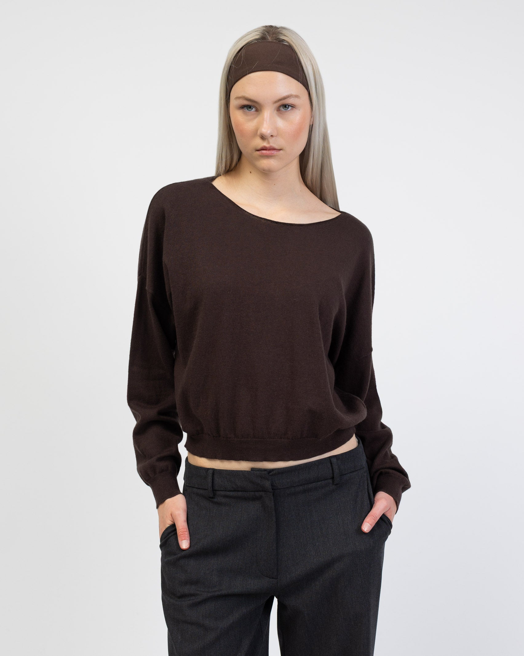 Pullover mit weitem U-Boot-Ausschnitt von vorne