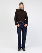 Gerippter Pullover mit Stehkragen kombiniert mit dunkler Jeans