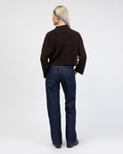 Gerippter Pullover mit Stehkragen von hinten