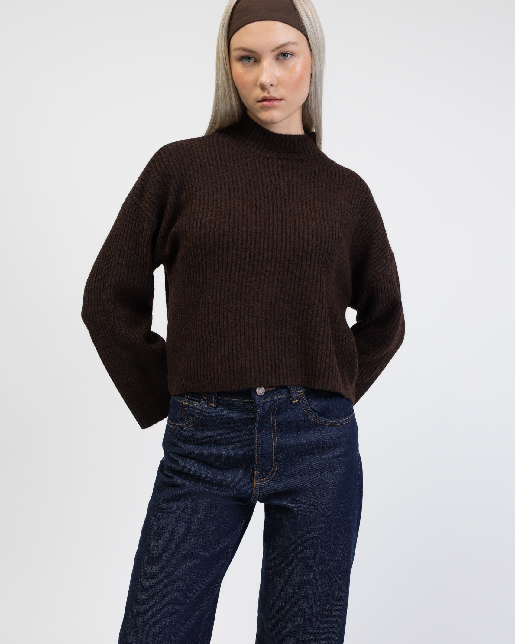 Gerippter Pullover mit Stehkragen von vorne