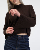 Gerippter Pullover mit Stehkragen im Detail