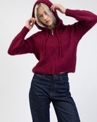 Strickjacke mit Reißverschluss und Kapuze von vorne