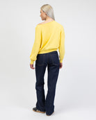 Pullover mit weitem U-Boot-Ausschnitt von hinten