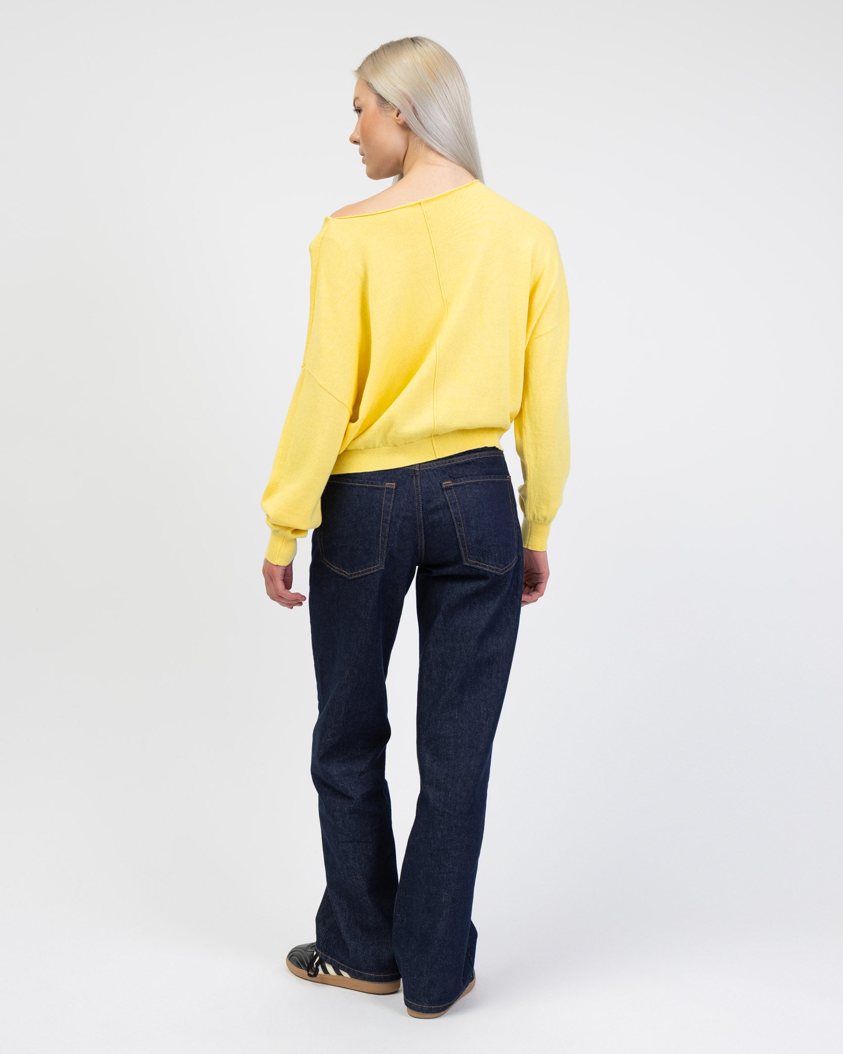 Pullover mit weitem U-Boot-Ausschnitt von hinten