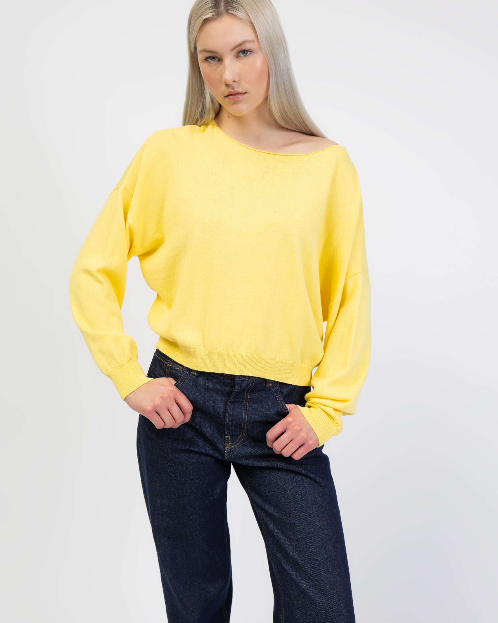 Pullover mit weitem U-Boot-Ausschnitt von vorne