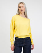 Pullover mit weitem U-Boot-Ausschnitt von vorne