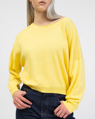 Pullover mit weitem U-Boot-Ausschnitt im Detail